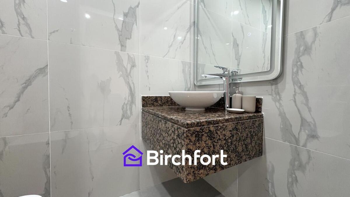 Spacious And Bright Retreat In Jbr