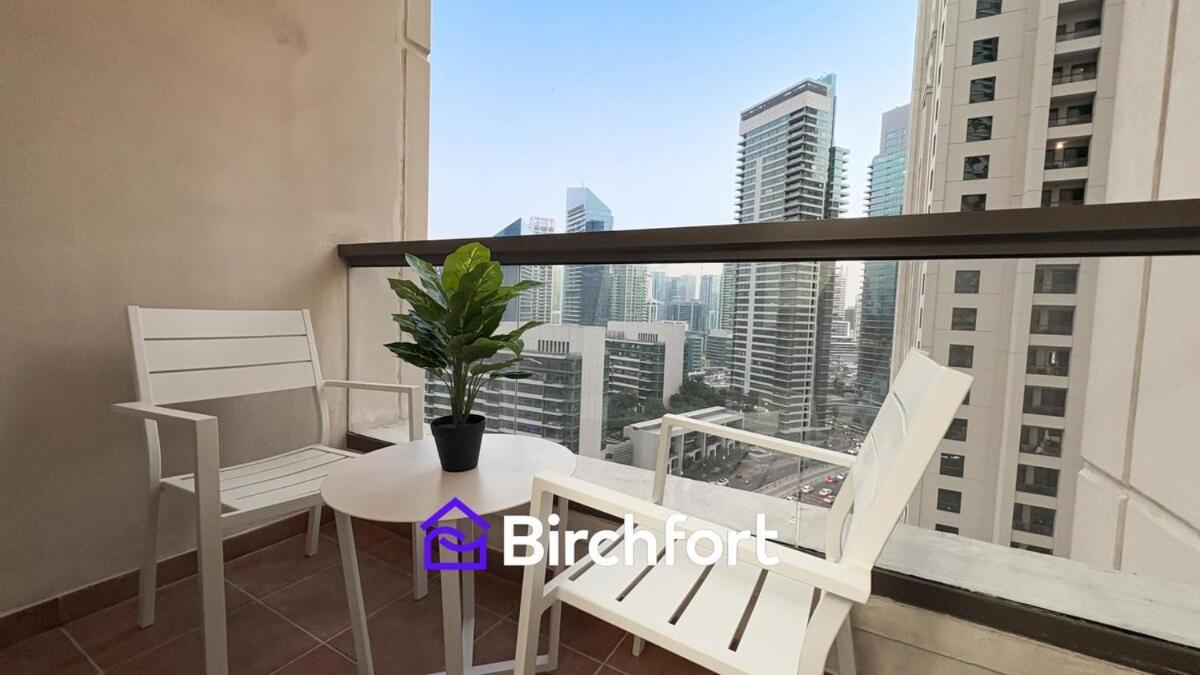 Apartment Spacious And Bright Retreat In Jbr *