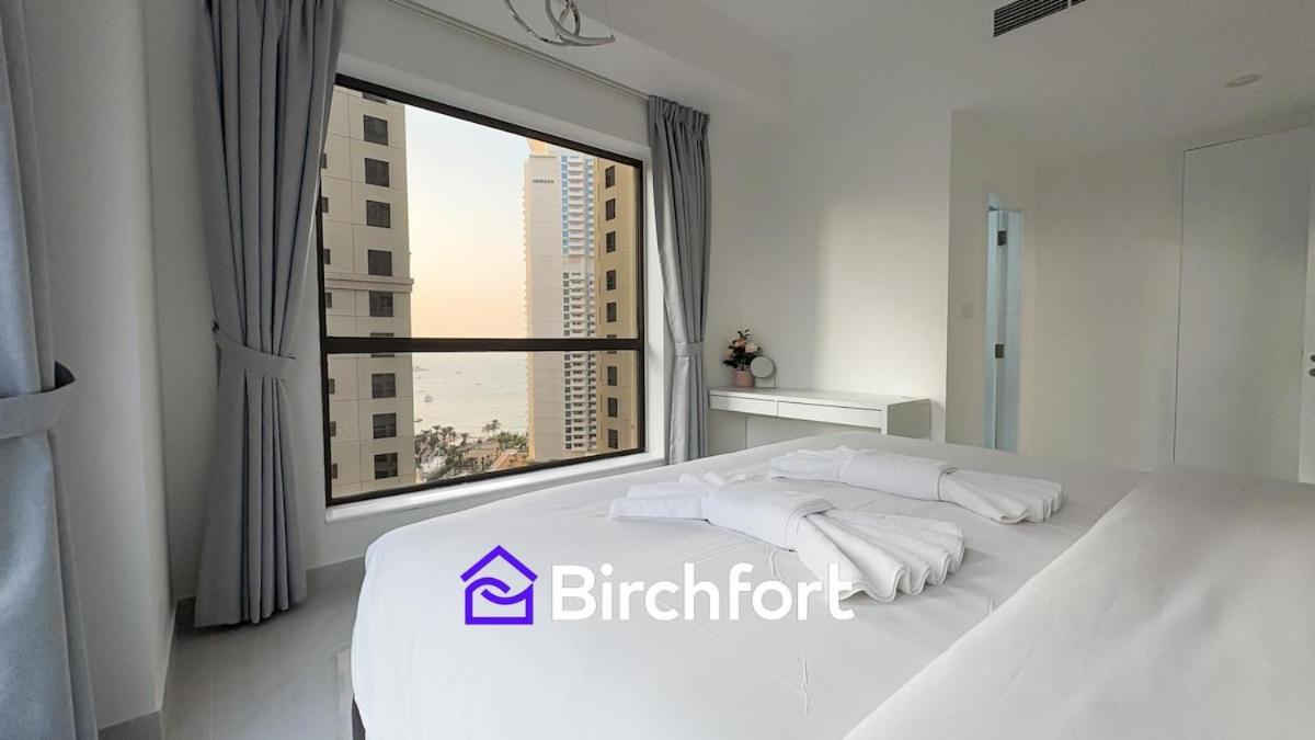 Spacious And Bright Retreat In Jbr Apartment