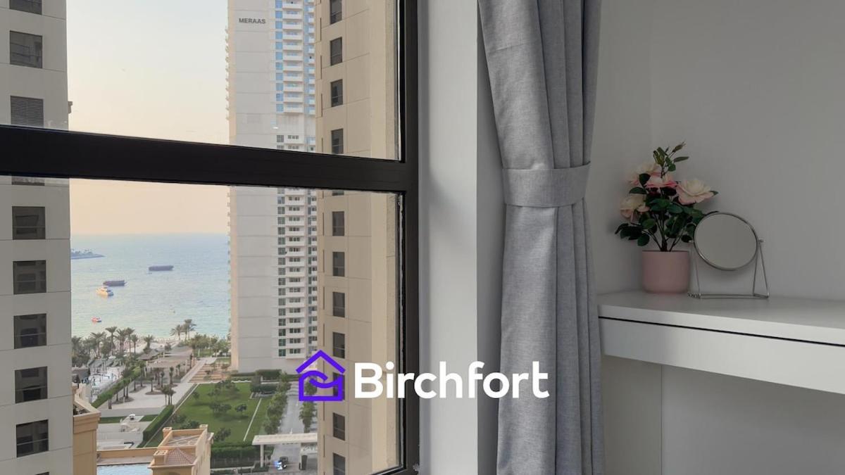 Spacious And Bright Retreat In Jbr Apartment